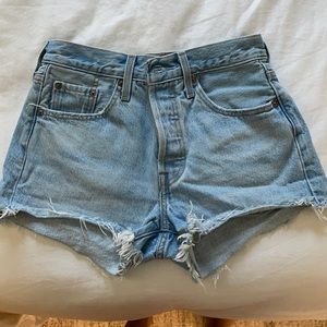 Like new/gently worn Levi’s 501 jean shorts
